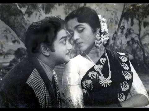Nadhi Engae Pogiradhu poster