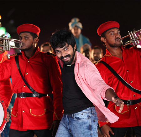 Kannai Nambathey New poster